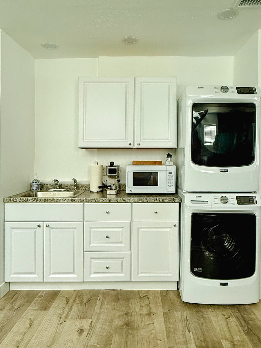 Kitchenette, Full Laundry