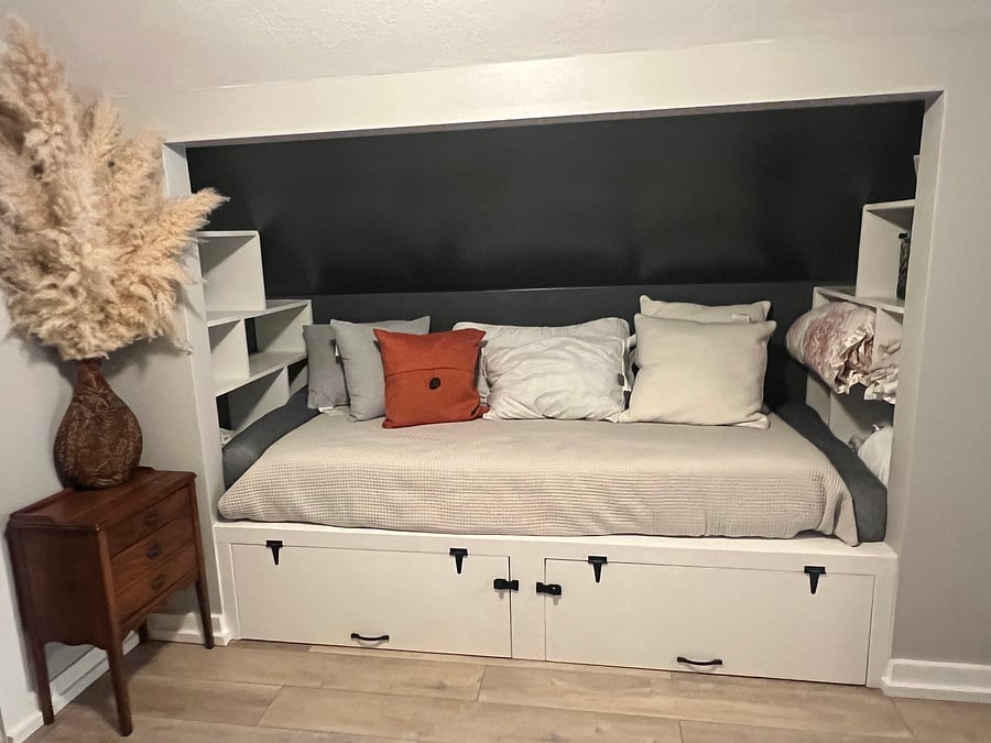 Upstairs living - extra twin bed