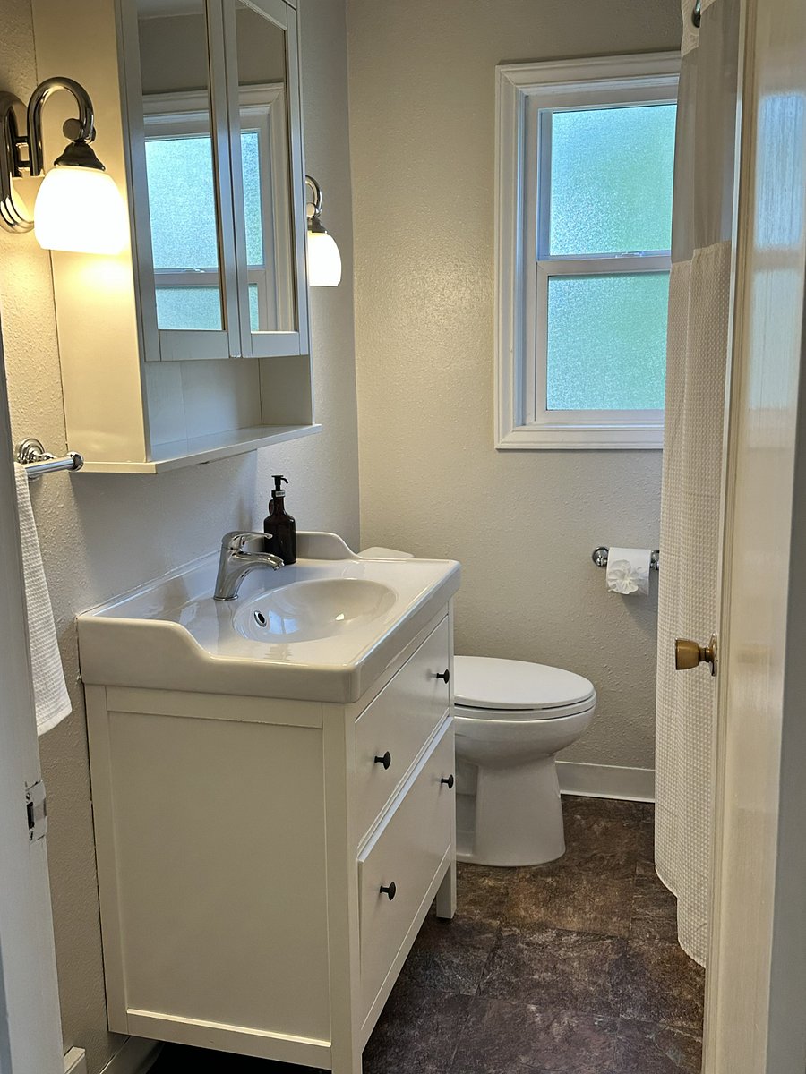 Full bathroom - upstairs