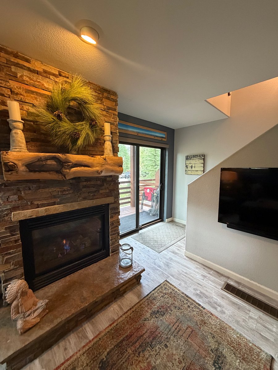 gas fire place, sliding door to deck