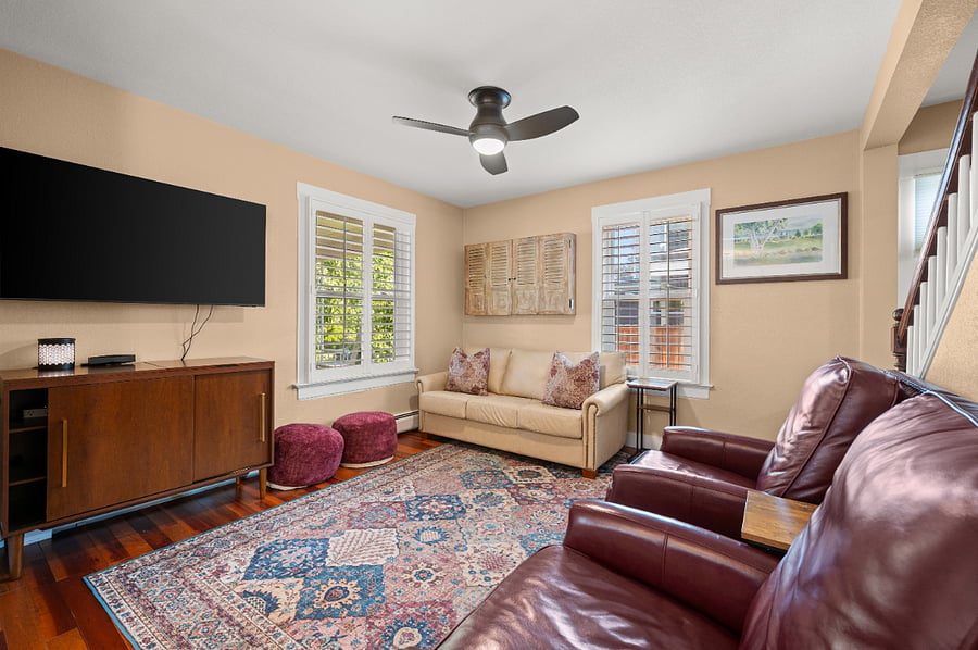 Living Room w/ large TV