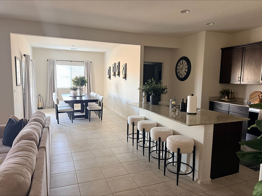Fully furnished kitchen that can be used by tenant
