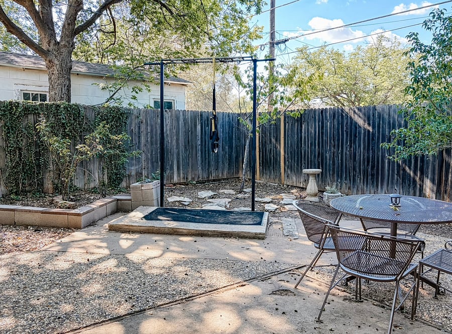 Private, Shaded Backyard Retreat
Your Own Private Backyard Oasis Step through your private side gate into a peaceful, shaded backyard designed for relaxation. Minimalist landscaping and a comfortable patio table create an inviting outdoor space for morning coffee, an evening glass of wine, or simply enjoying some fresh air.
