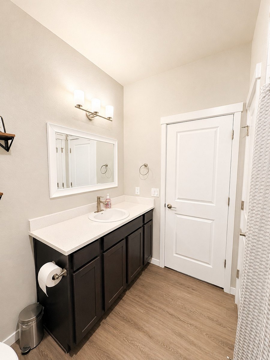 Bathroom (Upstairs)