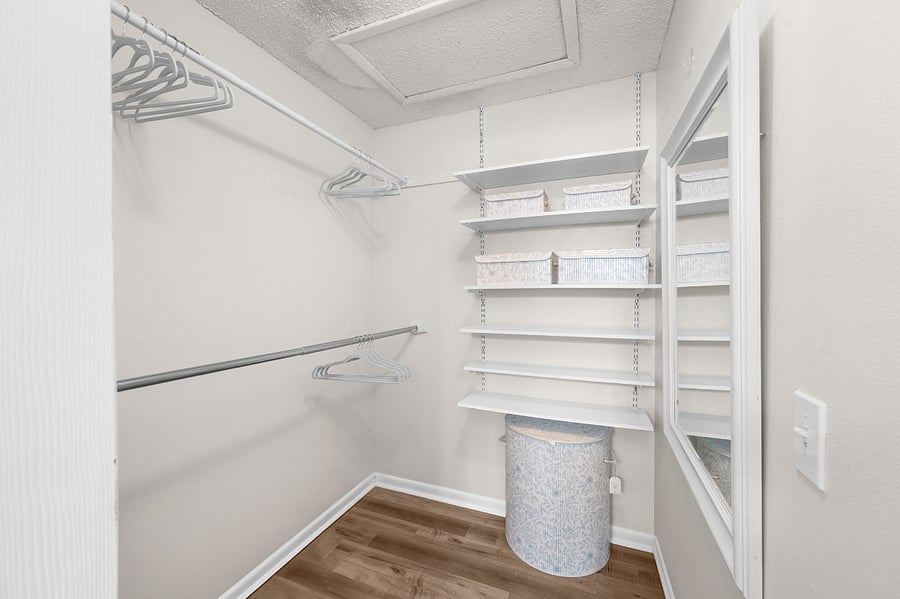 Walk in closet/dressing room