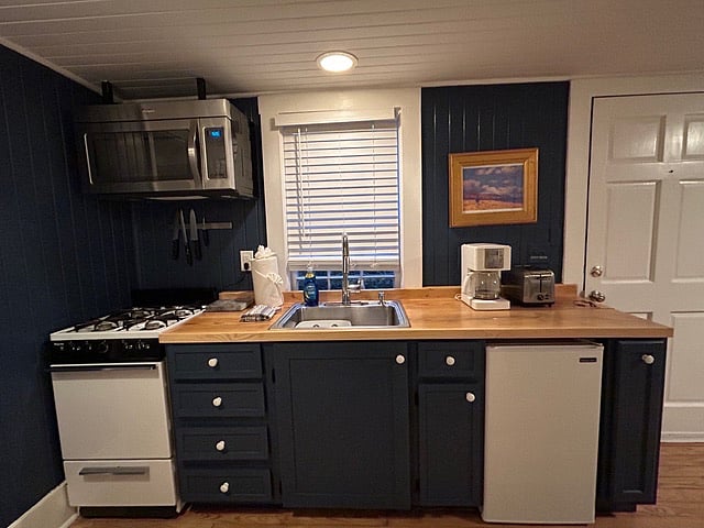 Kitchenette
Fully furnished with everything needed--pots, pans, plates, bowls, cups, flatware etc.