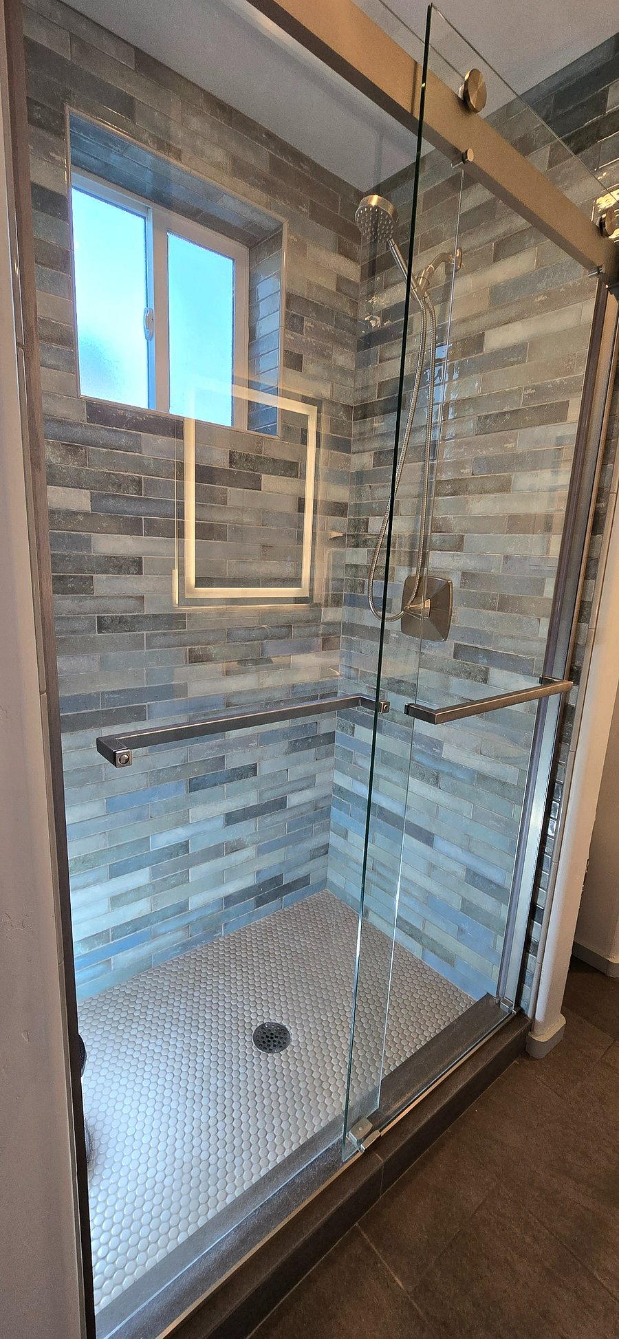 Large Shower with Handheld