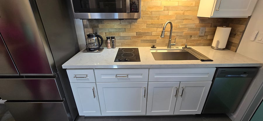 Kitchenette with Cooktop