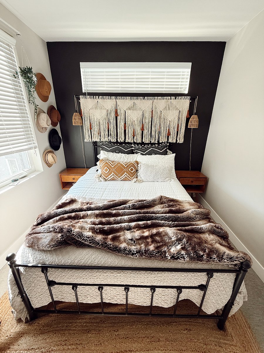 2nd bedroom. Queen bed.
