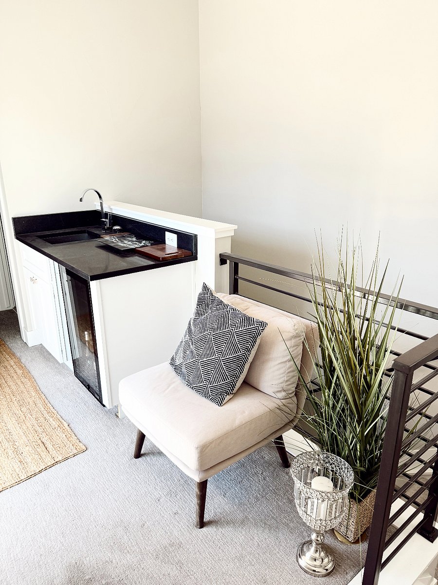 3rd floor wet bar