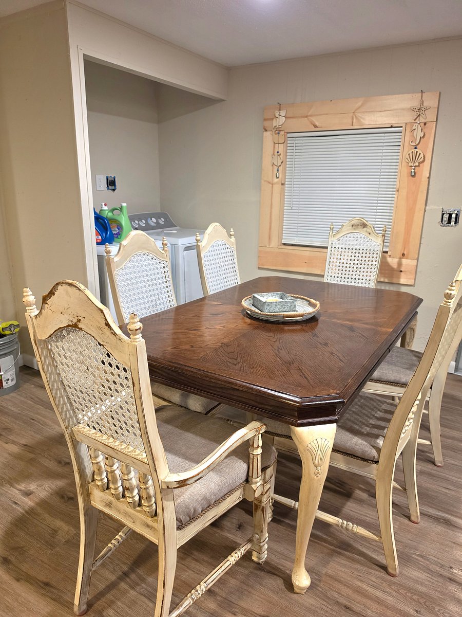 Seating for 6 and washer dryer