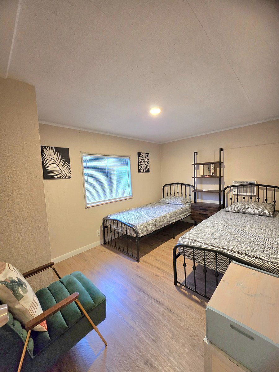 Twin bedroom