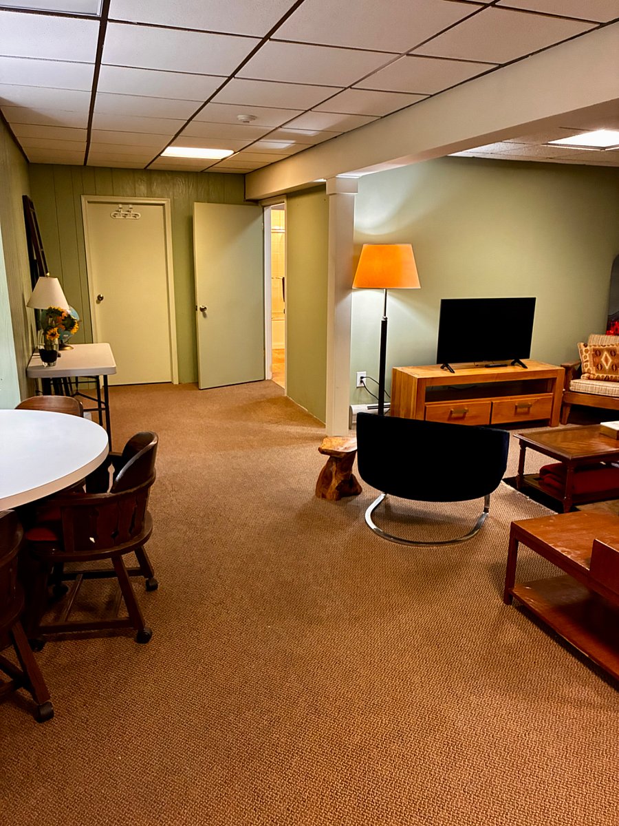 Living Area with 55" Samsung Smart Tv - Free wifi and cable in both the living area and bedroom