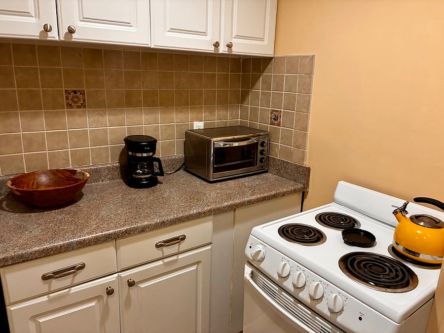 Kitchen. all pots, pans, and lids, 2 x frying pans, stainers, measuring cups and spoons.
