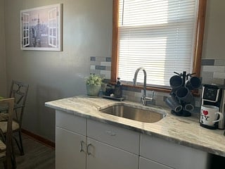 KITCHEN
Start your day with coffee just the way you like it. Our fully stocked kitchen has everything you need. We provide a complimentary starter supply of Keurig coffee pods, and tea for your convenience.
