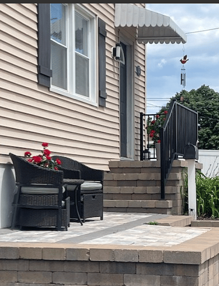 FRONT ENTRANCE
Private entryway with secure keyless entry front door.
