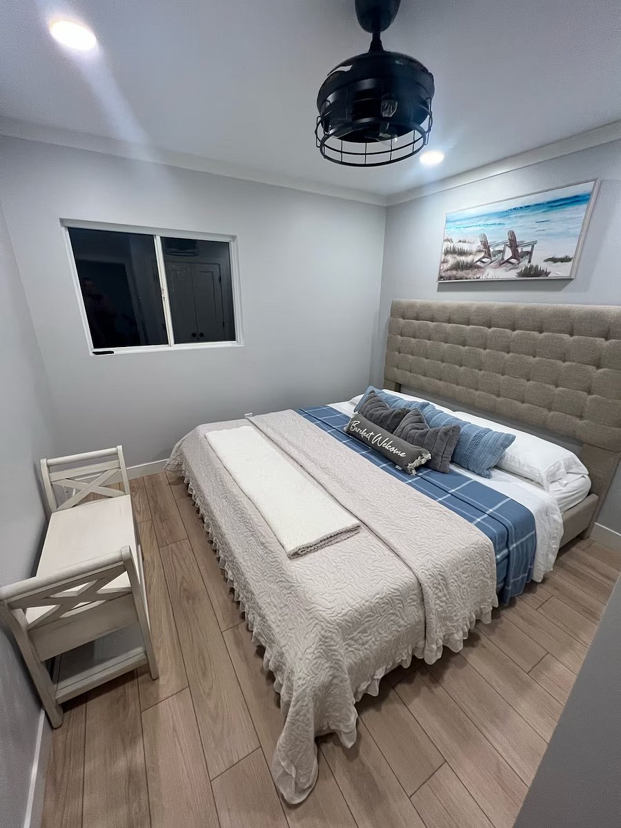 2nd bedroom - King bed