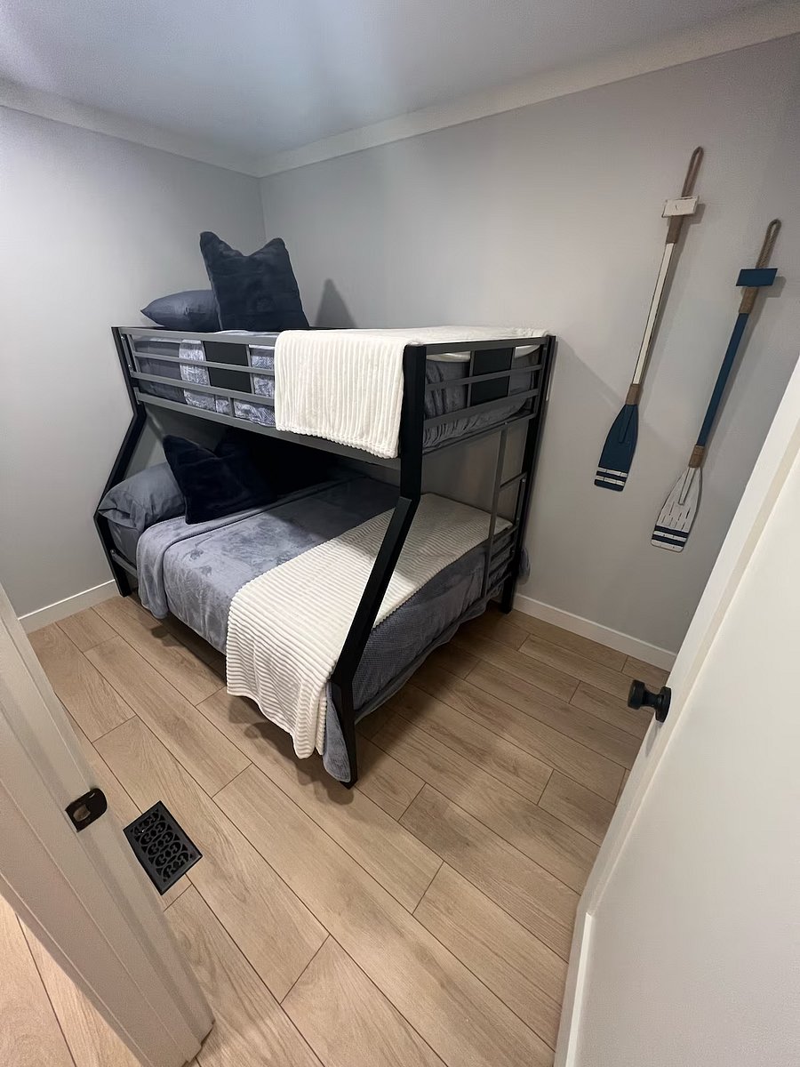 4th bedroom - Full bottom - Twin Top