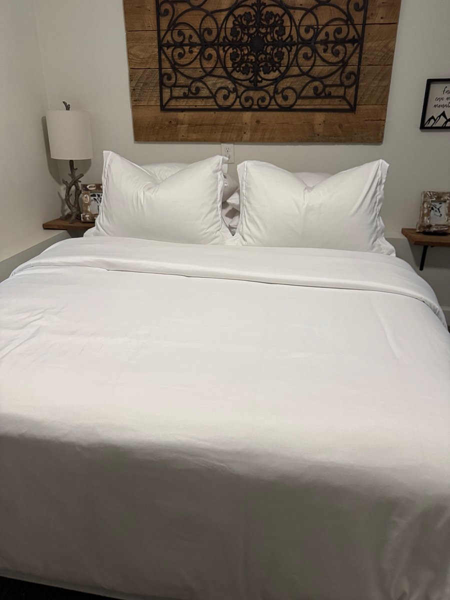 Queen bed in bedroom