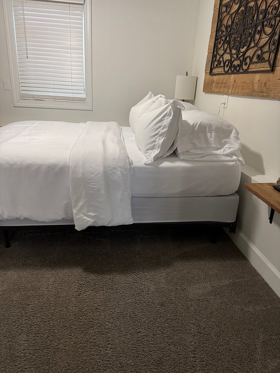 Master - queen bed