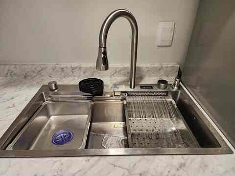 sink with waterfalls faucet