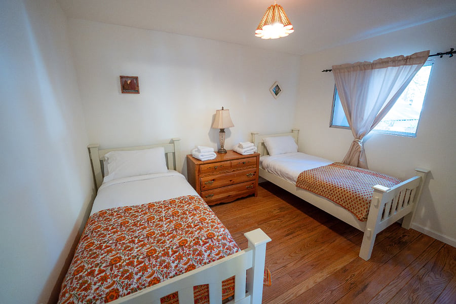 Small bedroom, 2 twin beds.