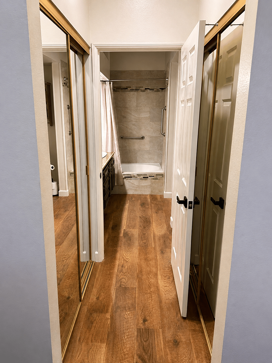 Double bedroom mirrored closets leading into bathroom