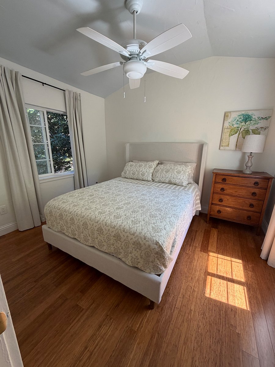Second bedroom, queen bed