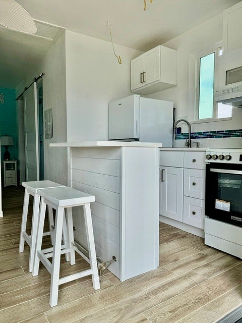Kitchen going towards the bedroom
