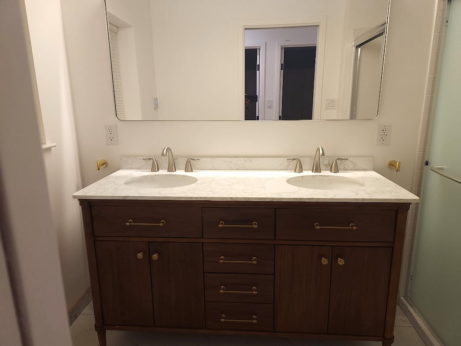 Bathroom with dual vanity and plenty of storage space. Modern mirror.