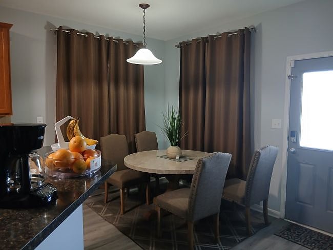 Casual Dining Area and breakfast bar
