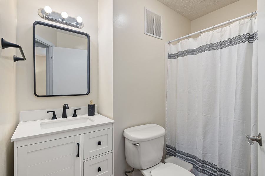 Shared Full Bathroom 2nd Floor