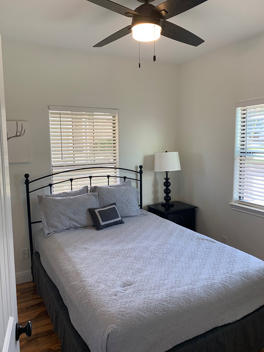 Queen bedroom with closets