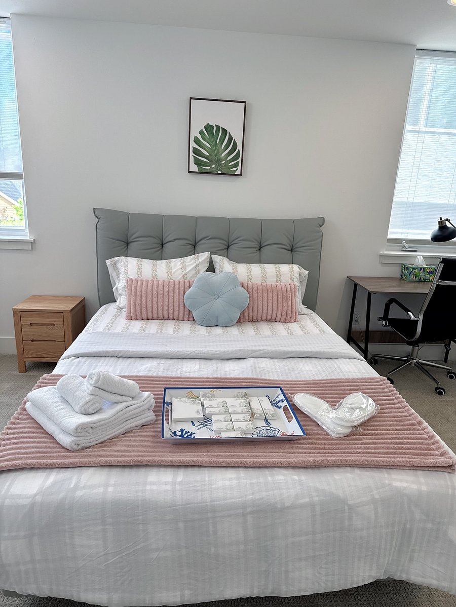 BedroomD with Queenbed, air conditioner 