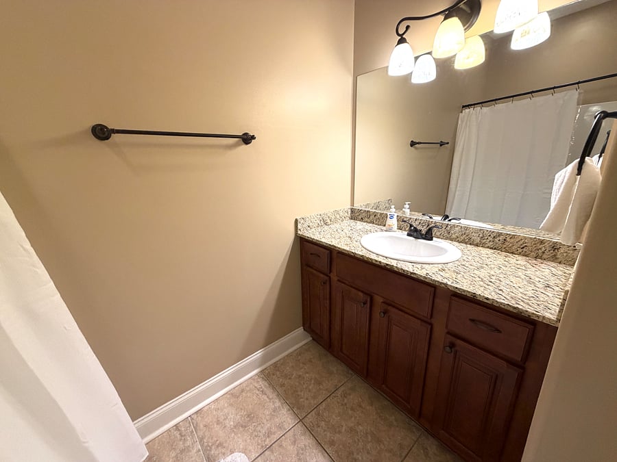 Full bathroom for guest rooms