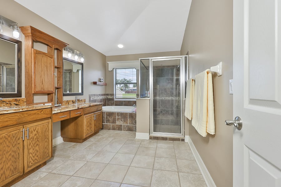 Dual sinks, garden tub and separate shower