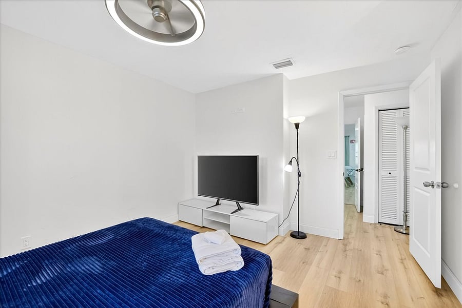 1 queen bed in Bedroom 1