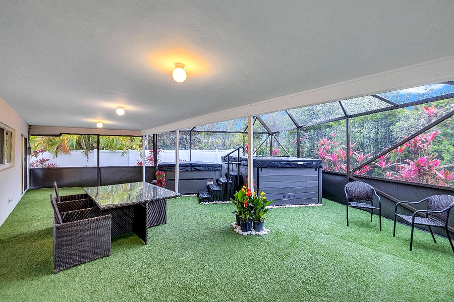 Private and secluded screen-in quiet patio