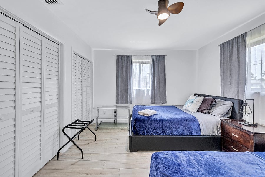 Bedroom 2 with versatile bed options