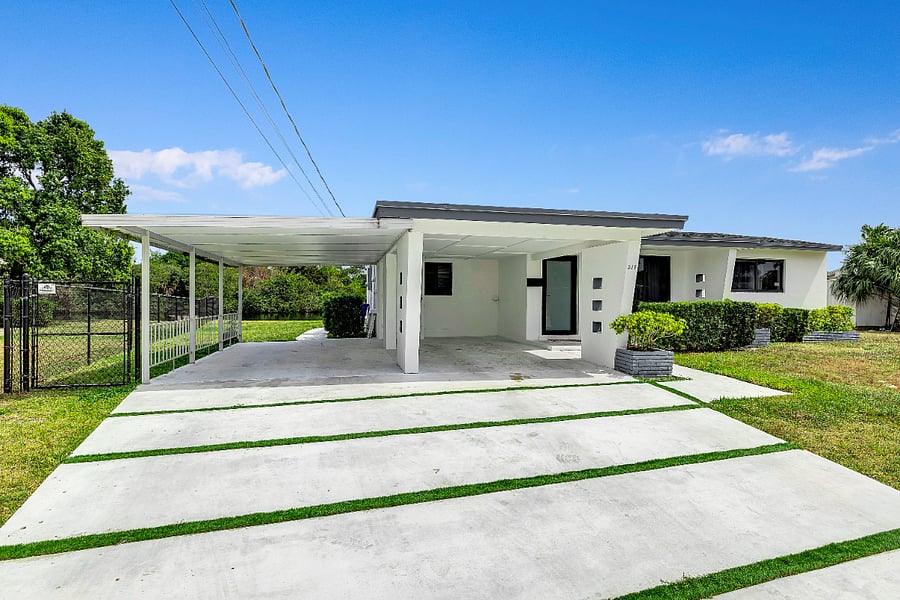 Double Carport Free parking 6+ cars