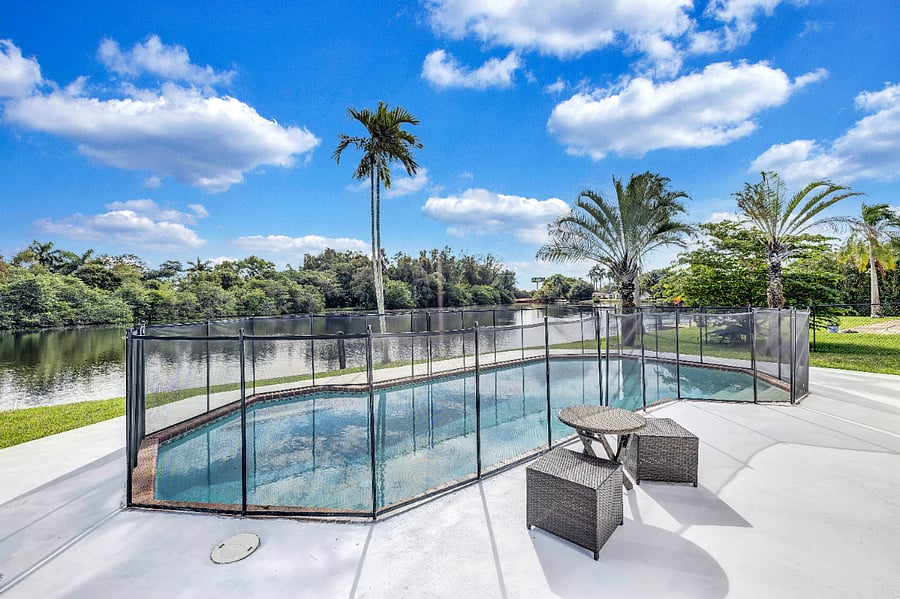 Heated Pool and Spacious Deck Barbecue Lounge Chairs