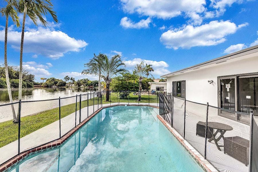 Safety fence around pool - optional