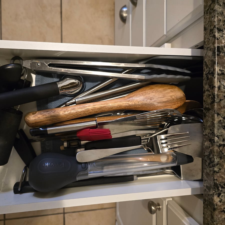 Other utensils. Knives are in another drawer.