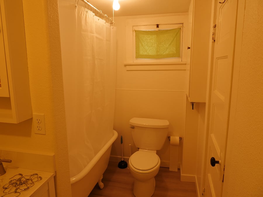 Shower/Bathroom