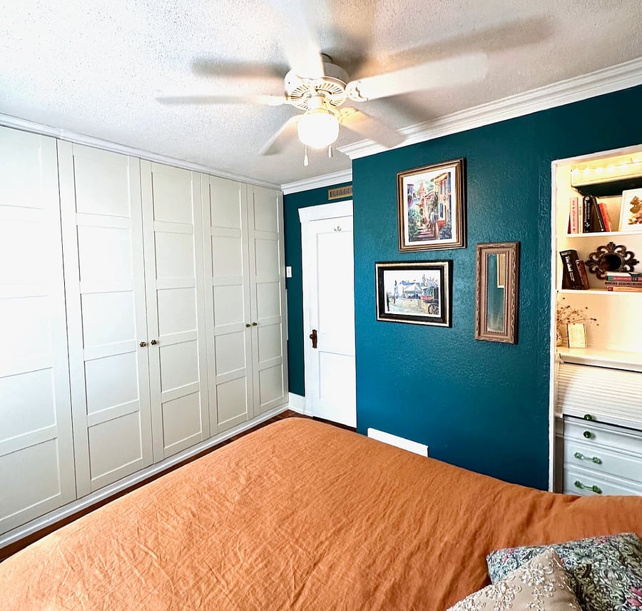 Main bedroom, built-in closet storage