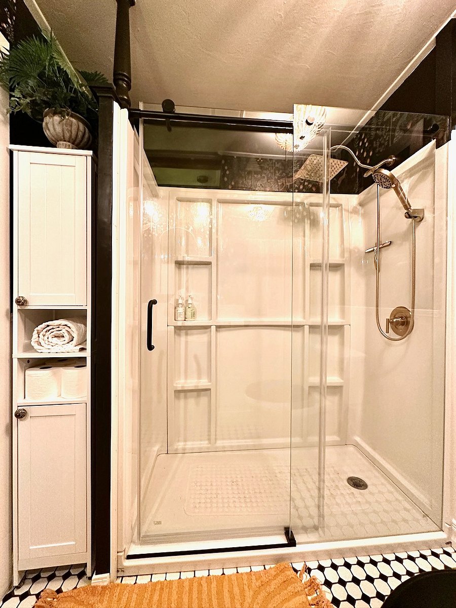 Walk-in shower in three-quarter bath