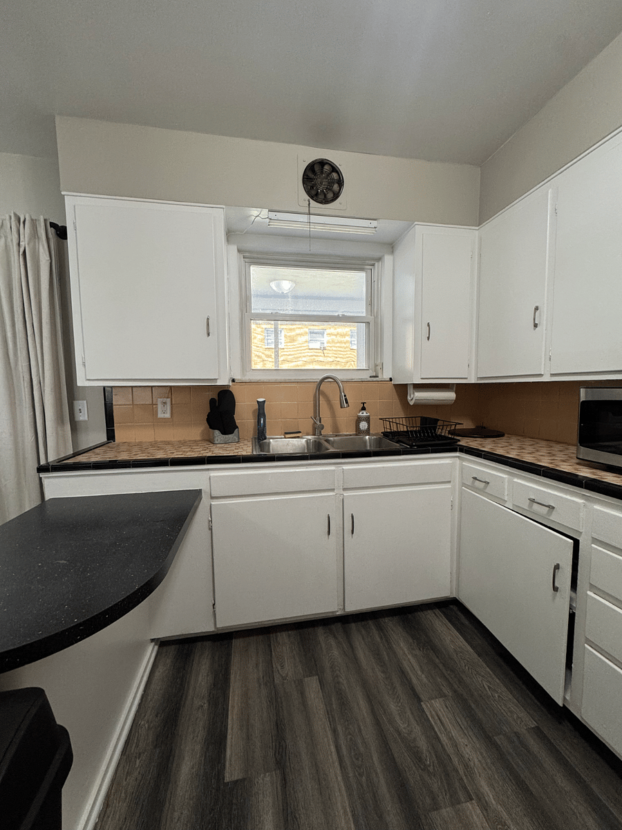 Kitchen - ample space to prep and cook