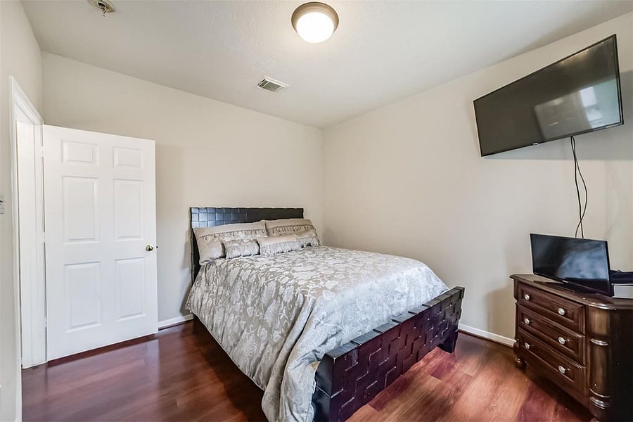 Bedroom 4 Queen Bed
