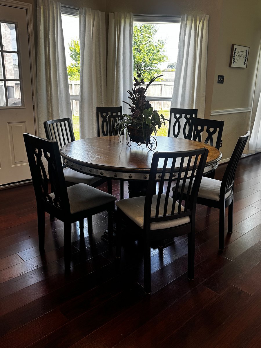 Breakfast room seats 6 with an extension to accommodate up to 10 people.  