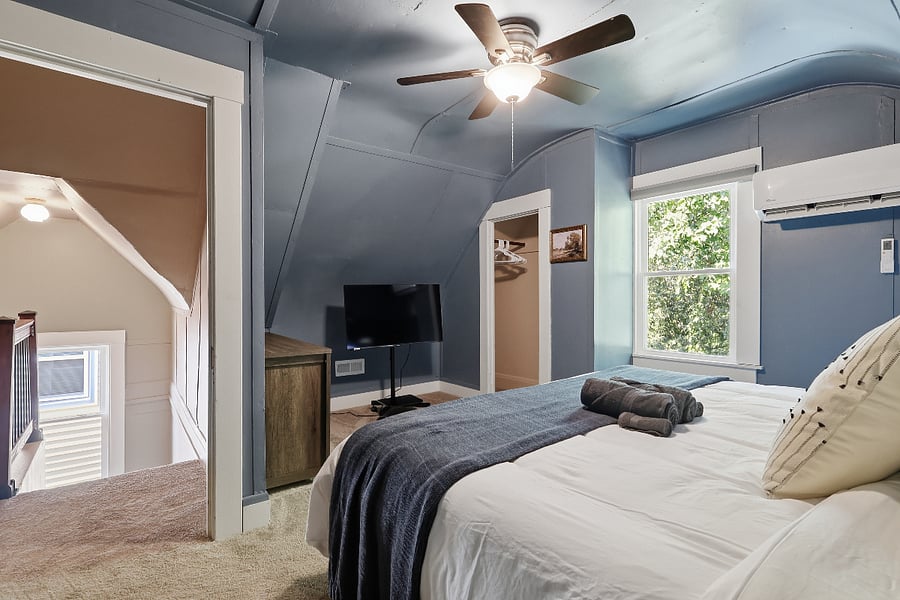 3rd Floor 4th BR with King bed and dedicated Split AC/Heating unit with remote control - Recently installed brand new unit.